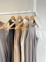 Vestido largo confeccionado en 100% lino, con cuello halter y silueta fluida en color beige.