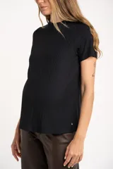 Remera negra de viscosa con elastano, corte ajustado y mangas cortas.