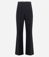 Pantalón de vestir negro, de corte palazzo, sin cintura, con pliegues y cierre trasero.