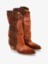 Bota de cuero color marrón con caña media y detalle de tramado en los laterales. Diseño de punta fina y taco ancho bajo.