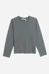 Remera gris de algodón, de corte recto y manga larga.