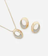 Conjunto de collar corto con colgante ovalado y caravanas botón ovaladas, con revestimiento brilloso en tono dorado y detalle de glitter plateado en la parte inferior.