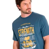 Remera de manga corta color azul petróleo con cuello redondo y estampado gráfico frontal con texto en amarillo y blanco que incluye las palabras "Caterpillar", "Strength & Endurance" y "Bigger Value".