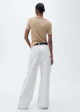 Jersey marrón de punto medio con cuello escotado y mangas cortas.