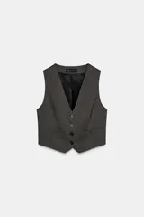 Chaleco gris oscuro con textura, escote en V, sin mangas, bolsillos frontales y cierre con botones.