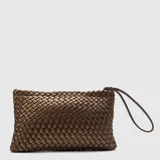 Clutch plateado tejido con asa de mano.
