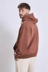 Buzo marrón con capucha y bolsillo tipo canguro.