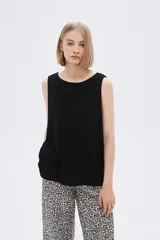 Musculosa blanca de lino con breteles anchos y cuello bote.