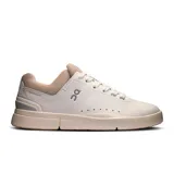 Championes urbanos de cuero sintético color blanco hueso, con detalles en beige y celeste.
