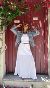 Falda larga blanca de broderie con elástico en la cintura.