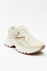 Zapatillas deportivas color gris claro con recortes en gamuza y textil transpirable, cordones a tono y plataforma de 5cm de alto.