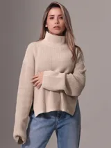 Sweater color beige de tejido de punto grueso con cuello alto y corte relajado.