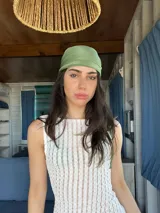 Vestido tejido ajustado, con espalda abierta y diseño elástico.