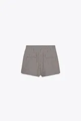 Short de tiro alto con estampado de cuadros en blanco y negro.