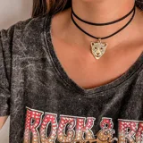 Gargantilla de cuerito negro con dije de tigre, ajustable para una o dos vueltas.