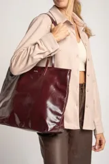 Bolso tipo tote grande color bordó, de cuero vegano, con doble asa corta.