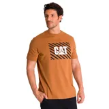 Remera color marrón de manga corta con logo de Caterpillar estampado en el pecho sobre un rectángulo con rayas diagonales negras.