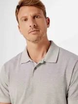 Camiseta tipo polo de manga corta, color azul oscuro, con cuello y tapeta de dos botones.