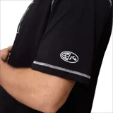 Remera negra de manga corta con cuello redondo y ribete gris. Estampado rectangular con logo de la marca en el pecho.