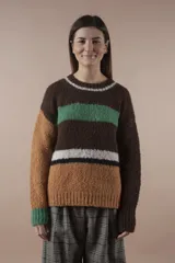 Sweater de lana marrón con rayas horizontales en verde, blanco y naranja. Tiene mangas largas y corte holgado.