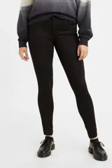 Pantalón de jean negro, tiro medio, corte super skinny.