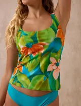 Tankini de dos piezas, musculosa con estampado de círculos negros y verdes sobre fondo blanco, con escote cuadrado, copa armada y sujetador interno. Incluye bombacha negra lisa.