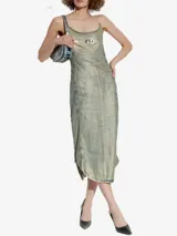 Vestido midi de tirantes finos con efecto lavado que simula denim, en tonos beige y azul claro. Presenta un corte recto y un pequeño logo metálico en el pecho.