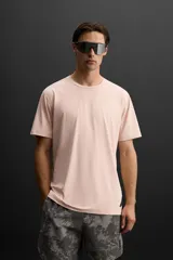 Camiseta deportiva marrón de tejido técnico ligero y elástico con estructura. Cuello redondo, manga corta, costuras planas y logo estampado.