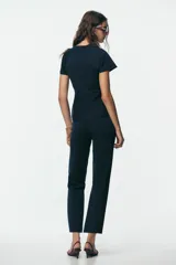Pantalón de punto azul marino, de tiro alto, corte ajustado y bota acampanada.