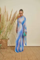 Vestido largo de un solo hombro con estampado tie-dye en tonos azul, rosa y blanco.