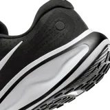 Championes Nike Journey Run negros con logo blanco, capellada de malla engineered para sujeción y transpirabilidad. Cuentan con acolchado extra en el talón y puntos suaves en lengüeta y cuello para comodidad prolongada gracias a la amortiguación ComfiRide. Suela de goma para agarre seguro. Fabricados con al menos 20% de material reciclado.