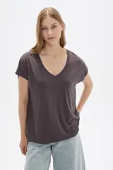 Remera blanca de manga corta, cuello en V y corte holgado.