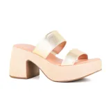 Sandalias de plataforma con taco ancho, color beige y tiras doradas.