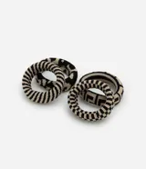 Set de cuatro gomitas de pelo con estampados geométricos en blanco y negro.