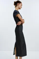 Vestido midi de denim azul, con cuello redondo, manga corta y cinturón marrón.