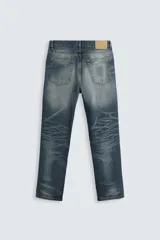 Pantalón de jean azul con efecto lavado, corte recto y largo al tobillo.