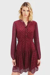 Vestido corto color borgoña con estampado de círculos y mangas largas abullonadas.