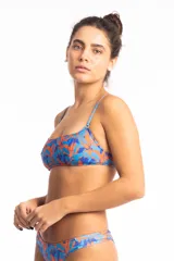 Top musculosa con estampado de hojas en tonos azul y naranja, escote recto, breteles elásticos y broche metálico.