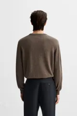 Jersey de hombre color beige, de cashmere, corte regular, cuello redondo y manga larga.