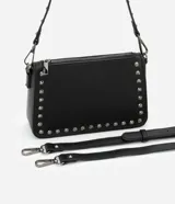 Bolso baguette negro de cuero sintético con asa larga, cierre de cremallera y apliques de spikes y detalles metálicos.