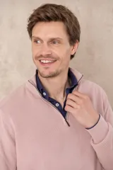 Sweater azul de algodón pigmentado con medio cierre y cuello alto.