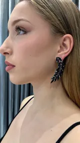 Aros colgantes con forma de hojas alargadas de color negro.