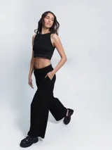 Pantalón wide leg negro de tussor 100% algodón, con tablones delanteros, tiro medio/alto y bolsillos laterales.