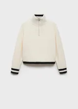 Sweater de punto grueso color crema con cuello alto con cierre de cremallera y detalle de rayas marrones en contraste en mangas y ruedo.