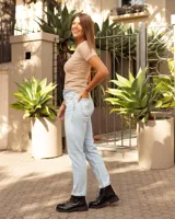 Botas de cuero negras con suela track, cierre frontal dorado y dos hebillas decorativas en el empeine.