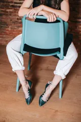 Bailarinas con escote cuadrado, punta y talonera, con cintas de grosgrain y ojales ovalados. Interior de piel celeste y suela de cuero.