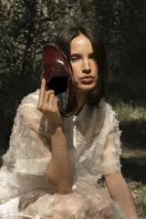 Mocasines de cuero color bordó con detalle de antifaz y suela de goma.