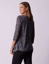 Blusa de modal estampado en tonos grises, marca Ruby Rd. Tiene corte holgado, mangas tres cuartos y cuello redondo. El frente está decorado con apliques de brillos.