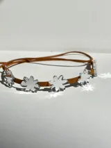 Gargantilla de cuero marrón con doble tira y dijes de flores espejadas.