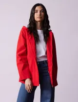 Campera impermeable azul con cierre central, bolsillos delanteros y lazo de ajuste en la cintura. Tiene avíos metálicos plateados y cierre oculto en la espalda para autoguardado.